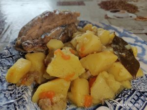 Свиные ребра с картошкой в мультиварке. Приятного аппетита