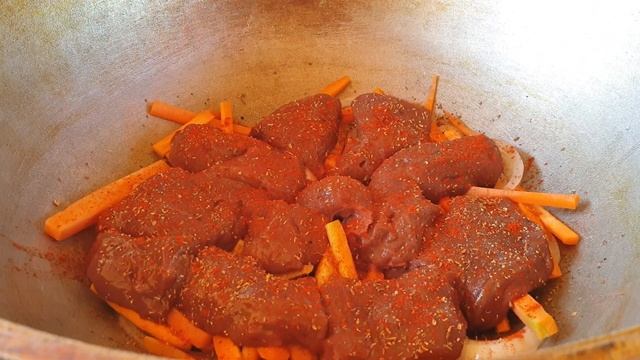 ПЕЧЕНЬ с овощами по УЗБЕКСКИ в казане на костре смотреть онлайн