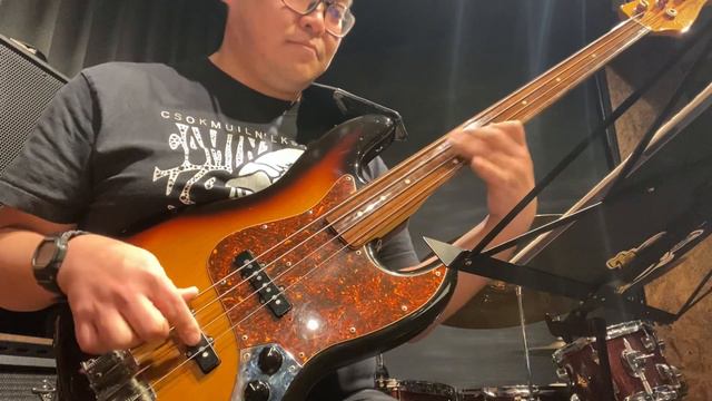ベースでジャズやってる人必見！フレットレスベースとかエレキベースでジャズを弾くときはマジでこの事気をつけるとレベルが上がると思うんだ！ смотреть онлайн