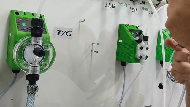 TIrando o AR do cabeçote LPV da bomba EMEC смотреть онлайн
