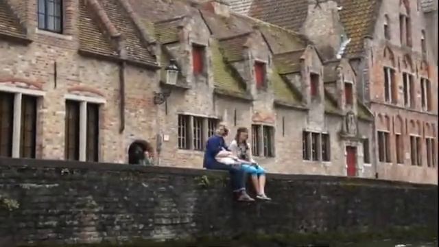 Брюгге Лодка Девушки на набережной смотреть онлайн