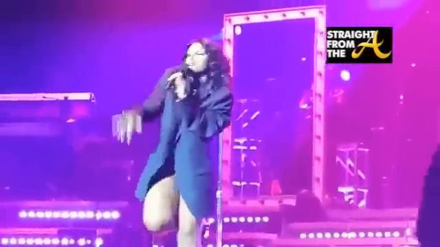 Костюм неожиданно распался.Toni Braxton New Jersey Performance 2013 смотреть онлайн