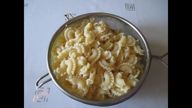 Макаронные изделия "гребешки" с крабовыми палочками. Экономично и очень вкусно. смотреть онлайн