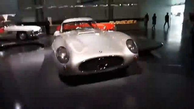 Музей Mercedes-Benz в Штутгарте смотреть онлайн