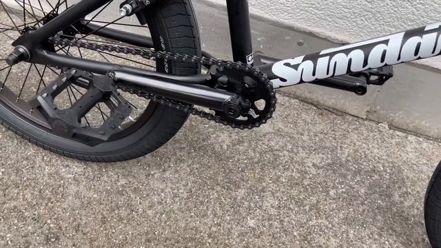 closer view - sunday bikes primer 2022 BMX bike in black смотреть онлайн