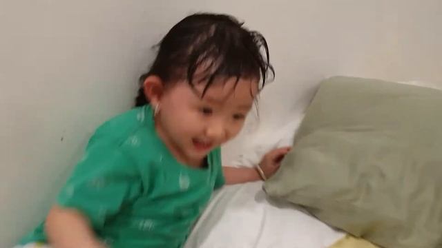 Hailey vs. mosquito | Screaming contest смотреть онлайн