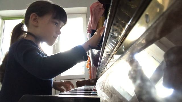 Мы играем на пианино 3 пьесы: 1) На катке, 2) Зайчик, 3) Вариации смотреть онлайн
