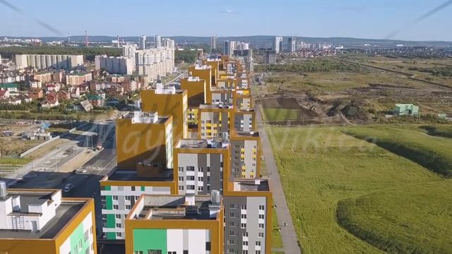 Dolly zoom. New buildings in a new area of the city of Yekaterinburg. Construction of houses, parks смотреть онлайн