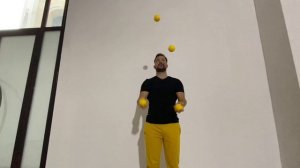 КАК НАУЧИТЬСЯ ЖОНГЛИРОВАТЬ ПРОСТЫЕ ТРЮКИ С 4 МЯЧАМИ