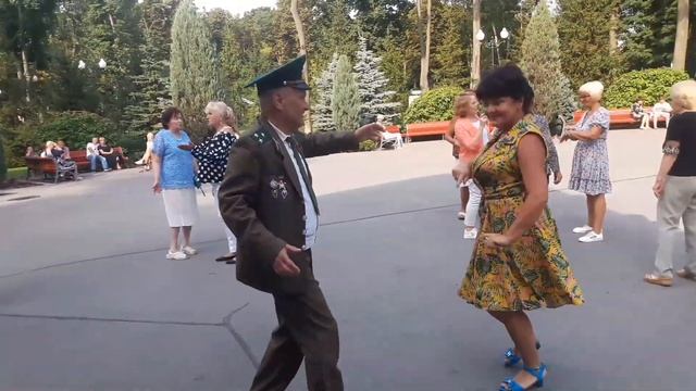 Розы, розы,розы для тебя!!!??Танцы в парке Горького!!!??Харьков смотреть онлайн