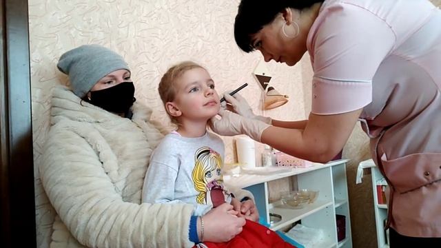 Аришке прокололи ушки! Теперь она с сережками! смотреть онлайн