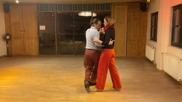 Tango mit Angela & Andreas, Zfg. Online Unterricht 14.7.2021 „Dynamische Drehungen mit Sacadas“ смотреть онлайн