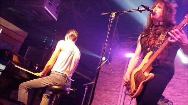 ALMOST QUEEN (VIDEO BY BILL BENNETT)...... смотреть онлайн