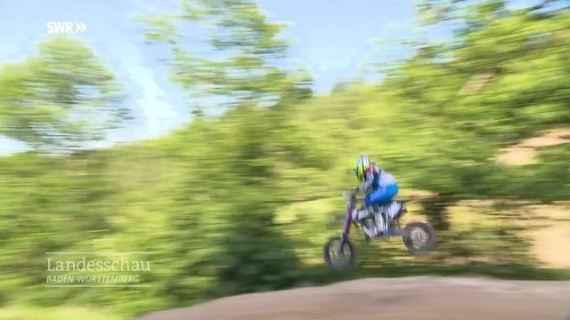 10-Jähriger ist Landesmeister im Motocross смотреть онлайн