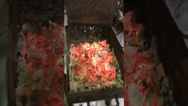 И без дырок хорошо угли горят в мангале (ответ на комментарии к ролику Конструкция мангала) #shorts смотреть онлайн