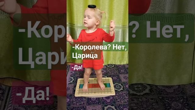Между тем ребёнок (2г) стимулирует #можжечок и тренерует #вестибулярныйаппарат смотреть онлайн