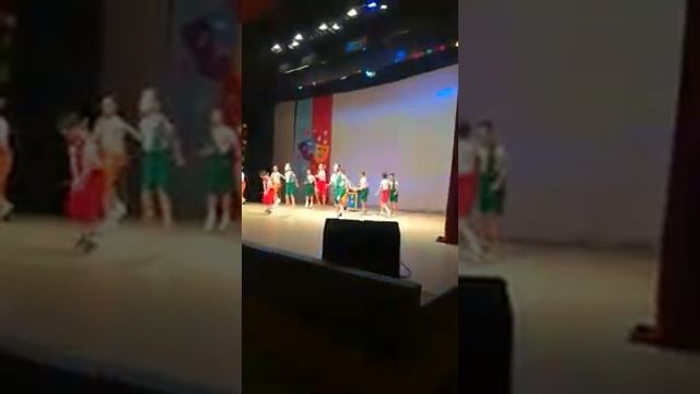 Танец "Человечки сундучные" (работа: особенные дети) поближе к сцене) смотреть онлайн