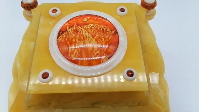 Лошади шкатулка сувенир из янтаря. Подарок любителю конного спорта, конкура от Baltamber смотреть онлайн