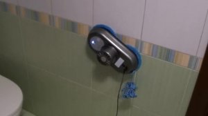 Робот HOBOT 168 моет окна, стол, стены, потолок