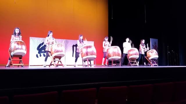 Amazing Taiko drumming by string and bamboo (flute) musicians смотреть онлайн