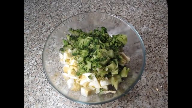 Салат с брокколи и яйцом смотреть онлайн