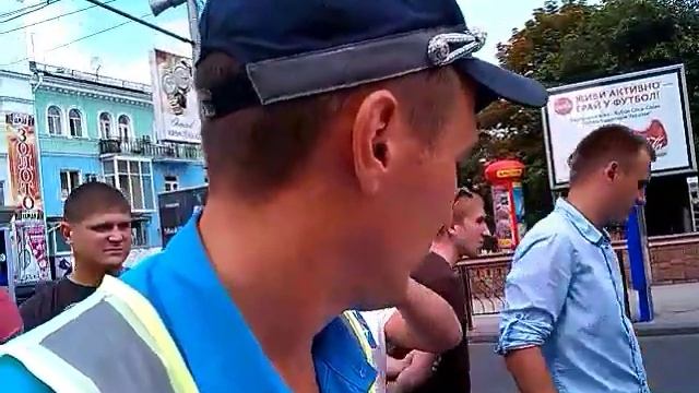 ГАИ Донецка не знают можно ли стоять на "островке безопасности" смотреть онлайн
