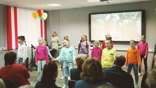 "ШКОЛЬНОЕ ПОПУРРИ" студия эстрадного вокала "ДРУЗЬЯ" смотреть онлайн