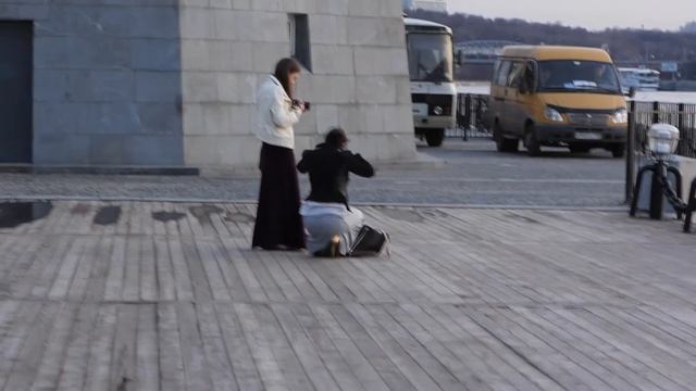 Красивые девушки с фотоаппаратом (обезьяна с гранатой) смотреть онлайн