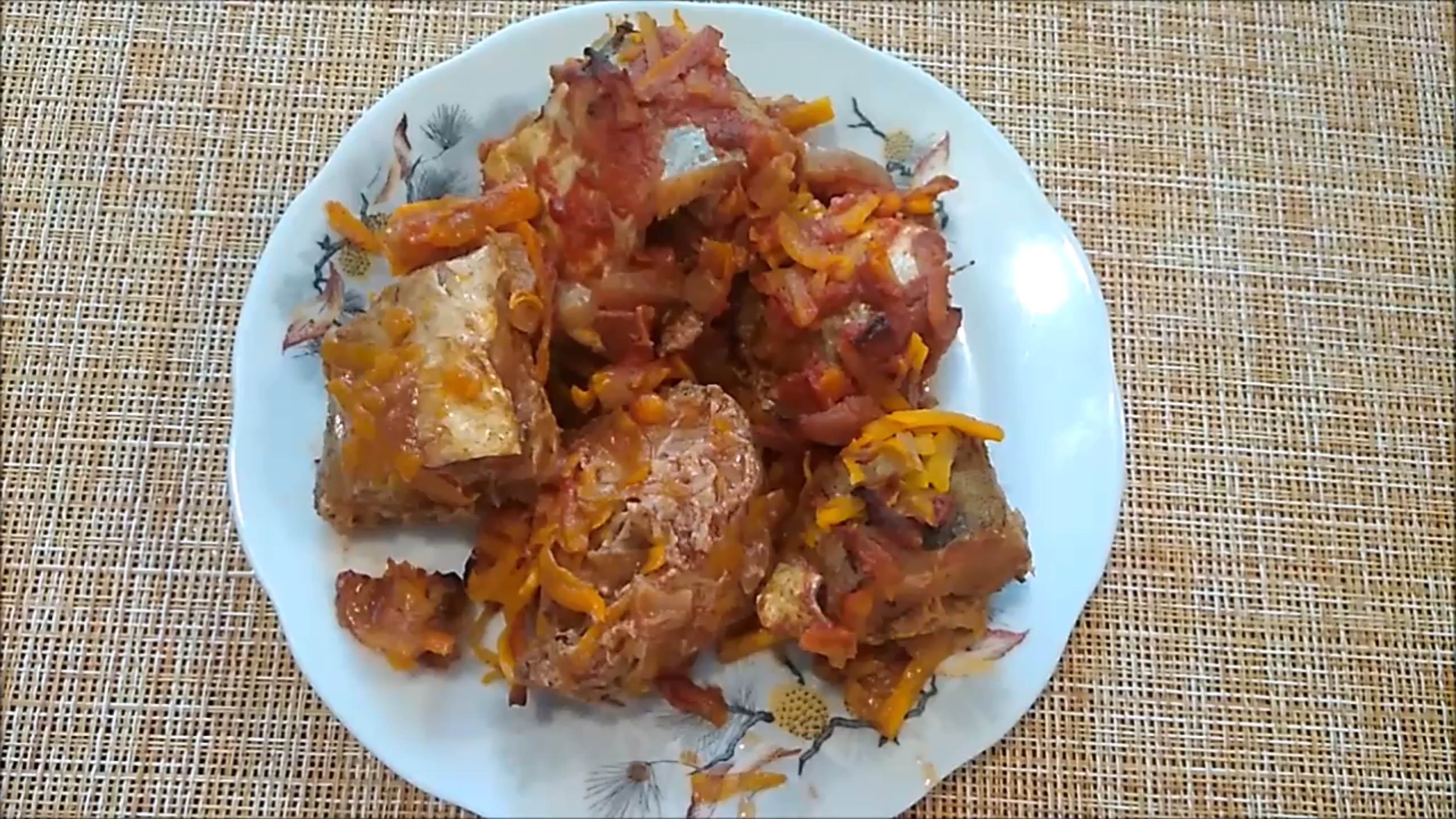 Минтай запечённый в духовке с луком и морковью.mp4 смотреть онлайн