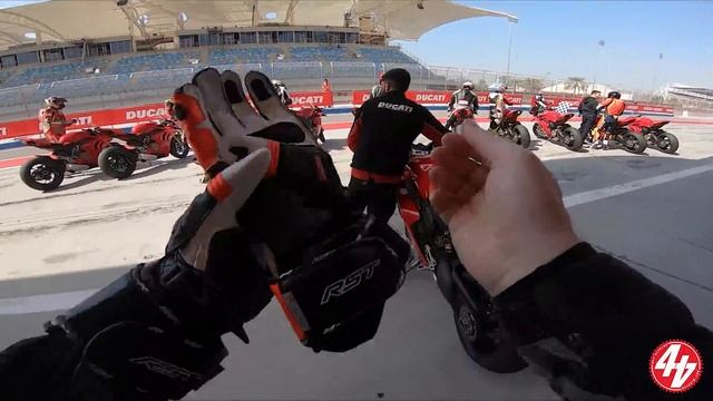 2020 Ducati Panigale V4S | In-Depth Review смотреть онлайн