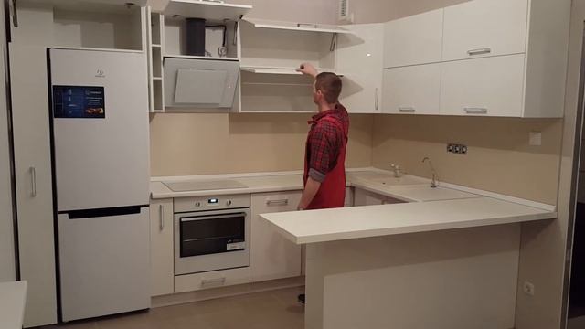 Кухня с белыми глянцевыми фасадами. Все как всегда))) смотреть онлайн