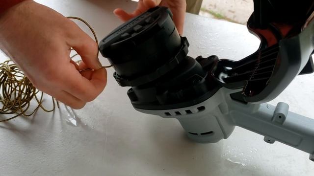 How to replace reload string on Dewalt trimmer - 20V or 60V смотреть онлайн