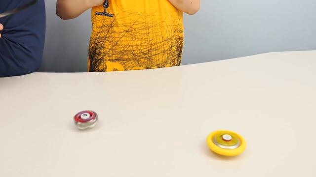 ИГРУШКИ BeyBlade ВОЛЧКИ - Даник играет с папой Кто же выиграет? Развлекательное видео для детей смотреть онлайн