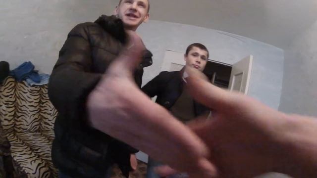 Гопники подарили подарки и сразу забрали \ в конце видео развязка МОШЕННИКИ смотреть онлайн