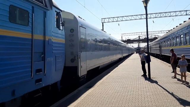 ЧС8 с поездом интерсити "Лококрюк" 739/740 Кривой Рог-Киев проходит без остановки станцию Шевченко смотреть онлайн