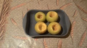 Запечённые яблоки с творогом и мёдом.