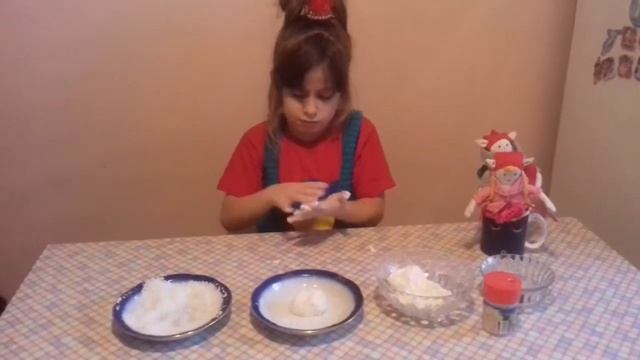 Алиса готовит творожного снеговика вместе со своими помощниками Эльфами смотреть онлайн