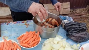 кролик с картошкой в казане на костре