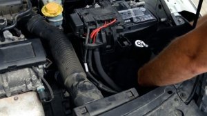 Как установить аккумулятор на автомобиль Шкода Рапид