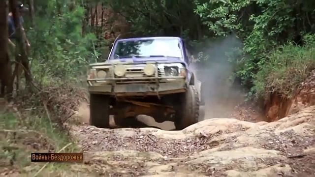 Внедорожный Nissan Patrol Y60 Mitsubishi Pajero V6 Поднимается в гору по склону. смотреть онлайн