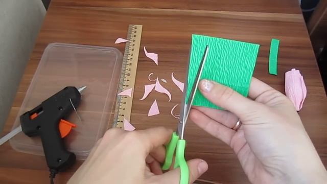 Бутон розы с конфеткой из гофрированной бумаги. Мастер-класс. смотреть онлайн