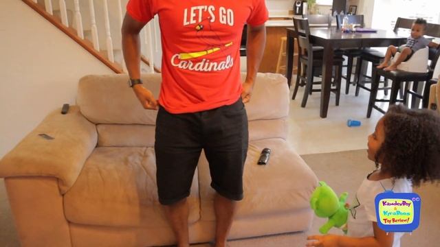 Kamdenboy & Kyraboo Play a Magic Trick on KB Dad | Gummy Bear Song смотреть онлайн