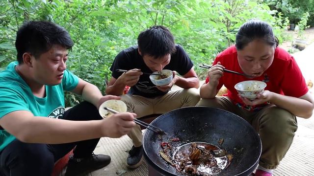 胖妹老公太热情了，朋友来家，直接把10斤的大鹅炖了，好酒好菜招待！【陈说美食】