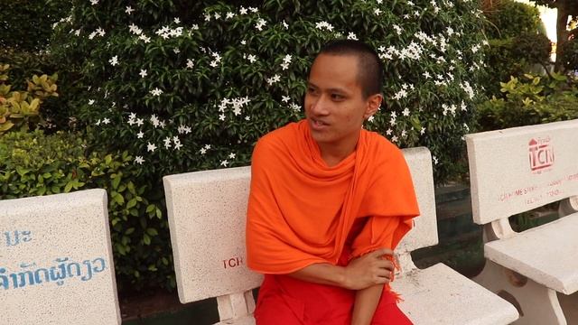 Life as a Lao Buddhist Monk in Vientiane | Interview & Temple Tour смотреть онлайн