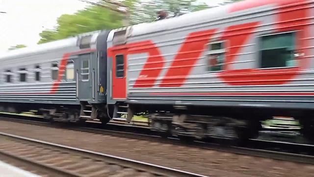 "Перед дождём". ЭП1м-665 с поездом 135С Махачкала-Санкт-Петербург проезжает О.п. 1522 км. смотреть онлайн