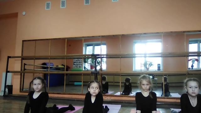 Разминка перед танцевальной тренировкой. Театр танца Сундучок. Хореограф-Арефьева Т. В. смотреть онлайн