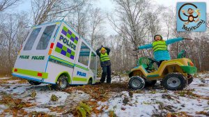 Дети и Машина. У полицейской машины сдулись колёсам. Манкиту