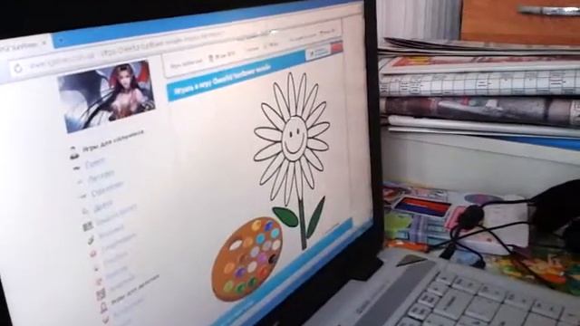 Девочке 3 года играет на ноутбуке на компьютере смотреть онлайн