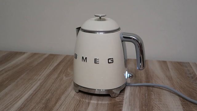 Smeg Mini Water Kettle Unboxing & Review смотреть онлайн
