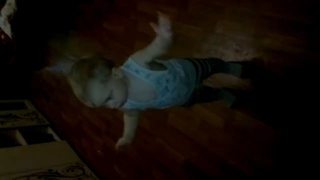 Малыш танцует лучше всех:)попробуй повтори! смотреть онлайн